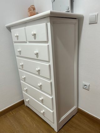 Cómoda blanca de madera provenzal