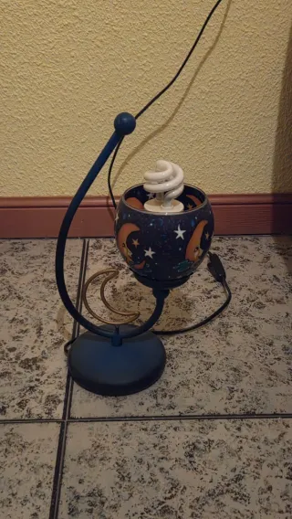 Lámpara infantil de mesa con lunas y estrellas