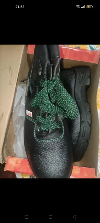 Zapatos de seguridad negros con cordones verdes