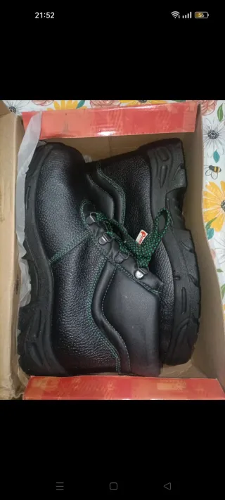 Zapatos de seguridad negros con cordones verdes