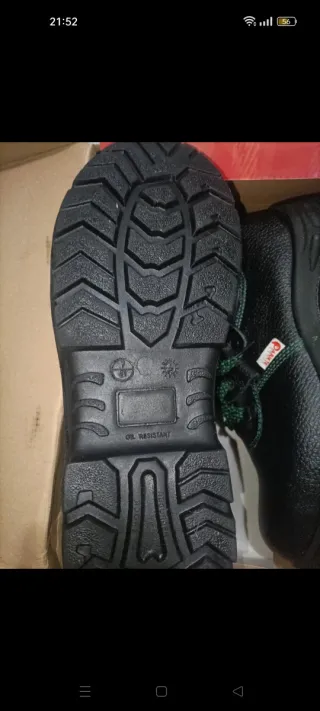 Zapatos de seguridad negros con cordones verdes