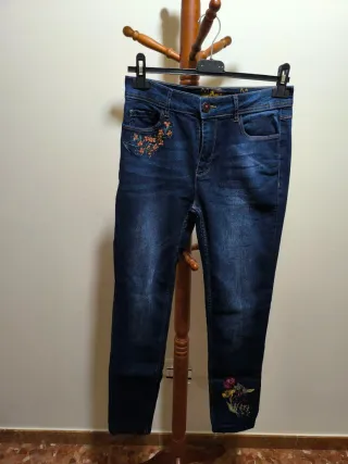 Pantalón vaquero Desigual bordado