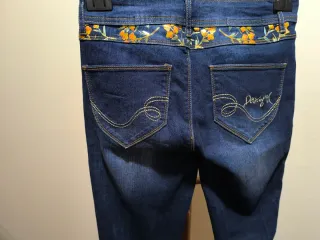 Pantalón vaquero Desigual bordado