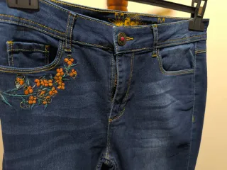 Pantalón vaquero Desigual bordado