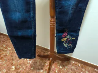 Pantalón vaquero Desigual bordado