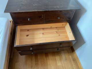 Cómoda de madera oscura