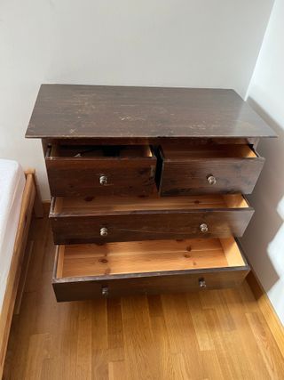 Cómoda de madera oscura