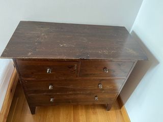 Cómoda de madera oscura