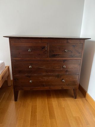 Cómoda de madera oscura