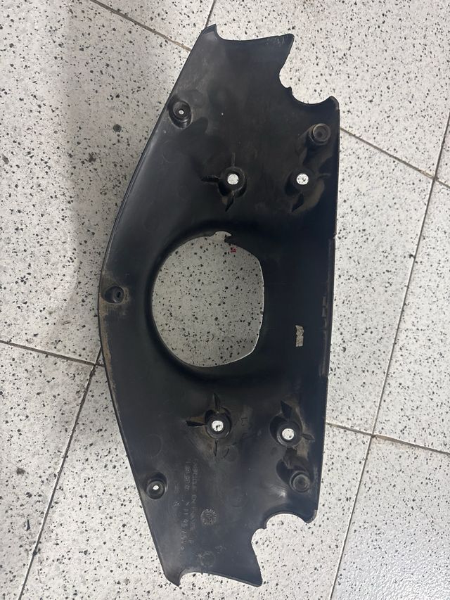 Cubierta inferior manillar Peugeot Speedfight 2