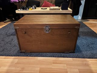 Baúl de madera con puerta frontal abatible