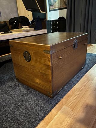 Baúl de madera con puerta frontal abatible