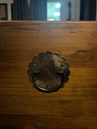 Baúl de madera con puerta frontal abatible