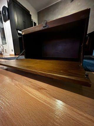 Baúl de madera con puerta frontal abatible