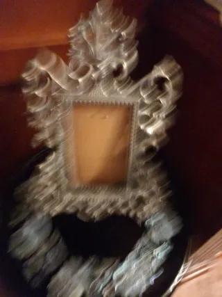 Marco antiguo y espejo de mano