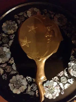 Marco antiguo y espejo de mano