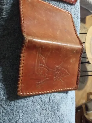 Cartera de cuero grabada