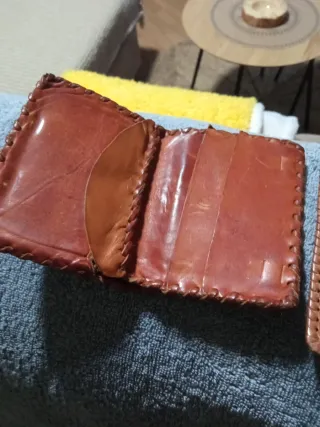 Cartera de cuero grabada