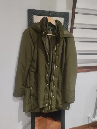 Parka Stradivarius verde militar
