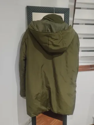 Parka Stradivarius verde militar