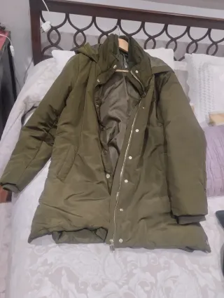 Parka Stradivarius verde militar