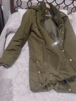 Parka Stradivarius verde militar