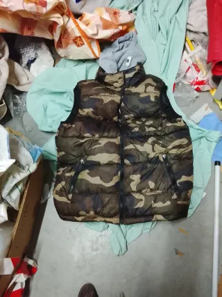 Gilet camouflage con cappuccio