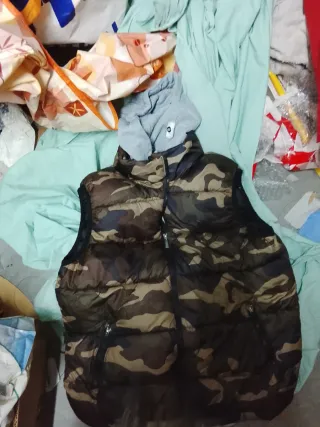 Gilet camouflage con cappuccio