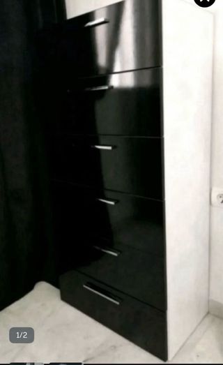 Cómoda alta negra y blanca