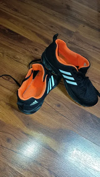 Zapatillas deportivas Adidas negras y naranjas