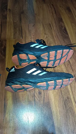 Zapatillas deportivas Adidas negras y naranjas