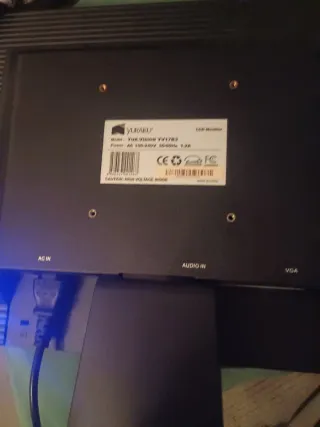 Monitor Yuraku TFT/LCD Negro..