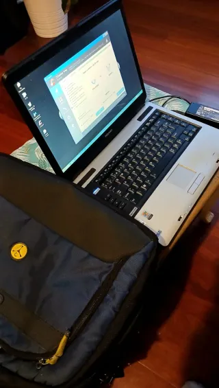 Portátil Toshiba y funda de transporte Samsonite