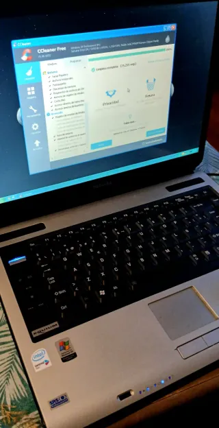 Portátil Toshiba y funda de transporte Samsonite