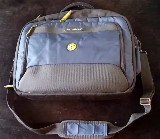 Portátil Toshiba y funda de transporte Samsonite