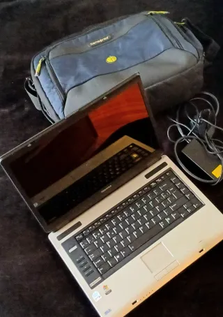 Portátil Toshiba y funda de transporte Samsonite