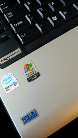 Portátil Toshiba y funda de transporte Samsonite