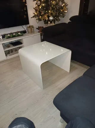 Mesa auxiliar blanca moderna