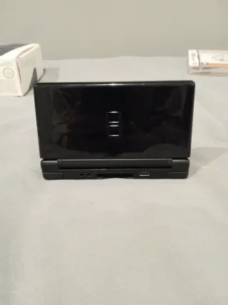 Nintendo DS Negra con 2 juegos y accesorios