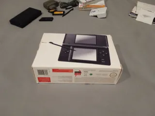 Nintendo DS Negra con 2 juegos y accesorios