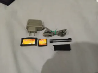 Nintendo DS Negra con 2 juegos y accesorios