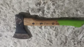 Hacha de mano de madera