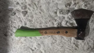 Hacha de mano de madera