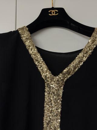 Blusa Negra con Detalles Dorados Talla Única