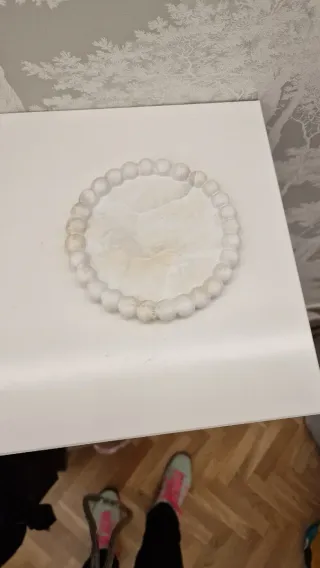 Plato decorativo de piedra con borde de bolitas