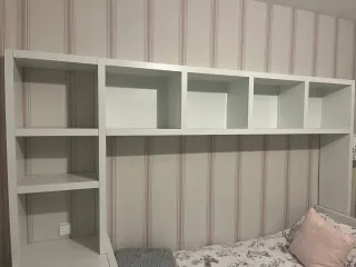 Cama nido con estantería blanca