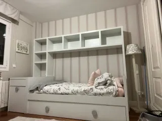 Cama nido con estantería blanca