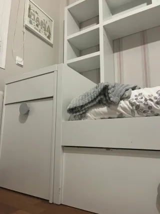 Cama nido con estantería blanca