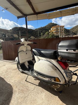 Moto Vespa blanca
