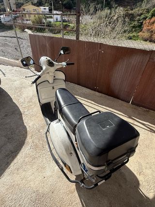 Moto Vespa blanca